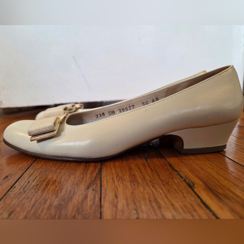 Salvatore Ferragamo Cream Varina Bow Leather Low Heel with Gold Hardware - Picture 7 of 9